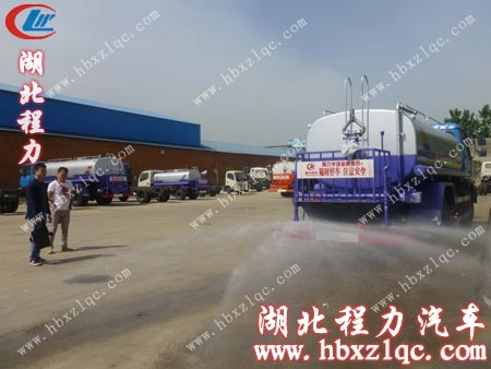 東風(fēng)145灑水車尾部后灑效果演示