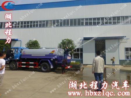 東風(fēng)145灑水車灑水高炮效果演示