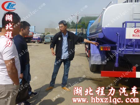 師傅徐猛為客戶講解灑水車后灑各項功能使用方法